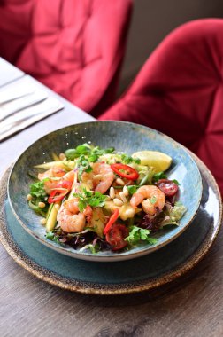 avokado ve karides salatası