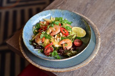 Karidesli salata, domates, zeytin ve otlar..