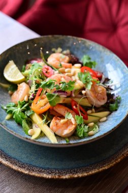 Taze salata tabağı ile karışık yeşillik