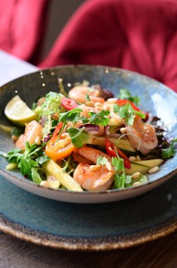 Karidesli salata ve yeşil fasulye.