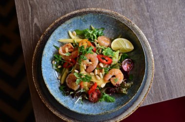 Tabakta karides salatası.