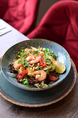 Masada karides ve sebzeli salata.