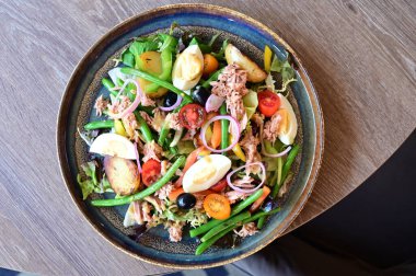 Ton balıklı salata, yumurta, oliv ve sebze.