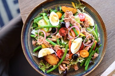  Taze sebze salatası Ton balığı, zeytin ve yumurta lokantası sunumu