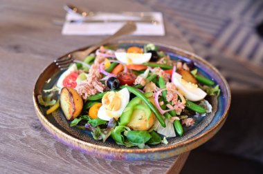  Taze sebze salatası Ton balığı, zeytin ve yumurta lokantası sunumu