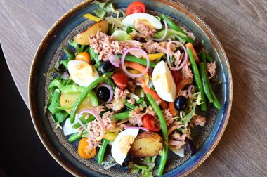  Taze sebze salatası Ton balığı, zeytin ve yumurta lokantası sunumu