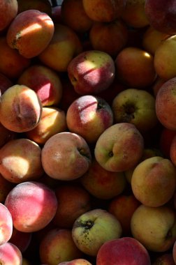 Pazarda taze şeftali