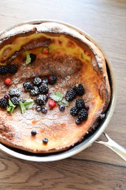 Meyveli çikolatalı kek.