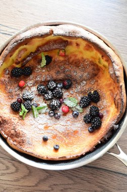 Sofrada böğürtlenli lezzetli pasta