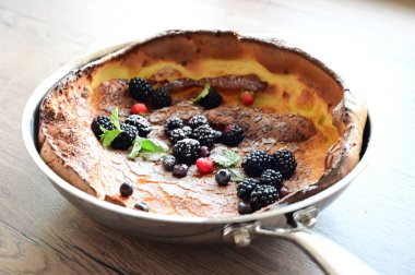 Yaban mersinli lezzetli bir kekin dikey yakın çekimi.