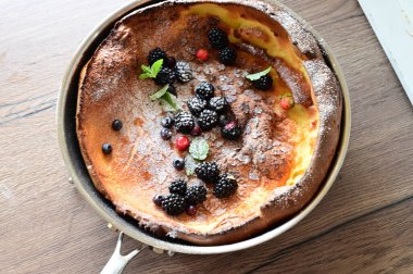 Tabakta lezzetli bir pasta.