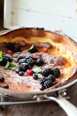 Böğürtlenli ve naneli çikolatalı kek.