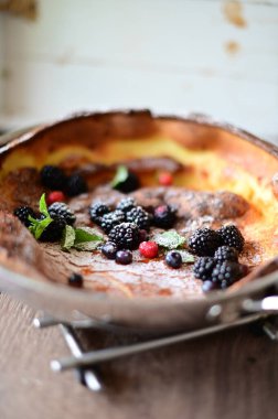 Kremalı ev yapımı yabanmersini turtası.