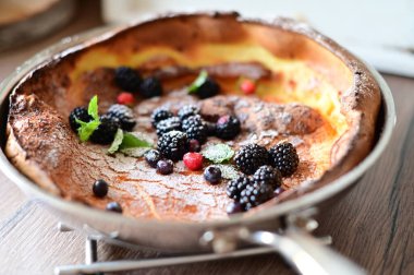 Kremalı ve böğürtlenli ev yapımı yabanmersinli kek.