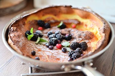 Masada böğürtlenli ve naneli çikolatalı tart. Yakın çekim