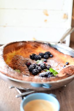 Bir kafedeki masada ev yapımı yabanmersinli kek.