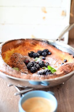 Kremalı ve dutlu taze krepler.