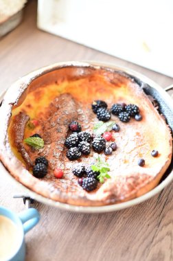 Yaban mersinli ve ahududulu taze krep.