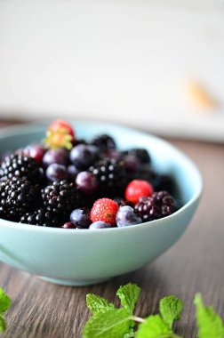 Bir kase taze, olgun yaban mersini. Yakın çekim manzaralı.