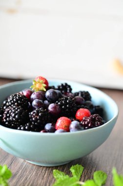 Beyaz ahşap arka planda böğürtlenler