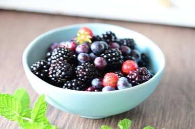 Böğürtlen ve böğürtlen masadaki kasede