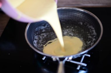 Mutfakta krep pişirme, kapama - kapama, pişirme, hazırlama