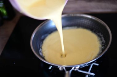 Çek Cumhuriyeti 'nin Silezya kentinde 15 Ağustos 2025 tarihinde düzenlenen Çek Bisiklet Turu sırasında bitiş çizgisini geçtikten sonra yakalanan bir bisikletçi