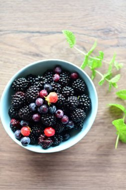Beyaz arkaplanda taze böğürtlen ve yabanmersini..