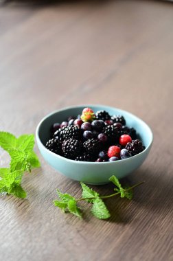 Masada bir kase siyah frenk üzümü.