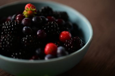 Yakın çekim - kasede taze meyveler