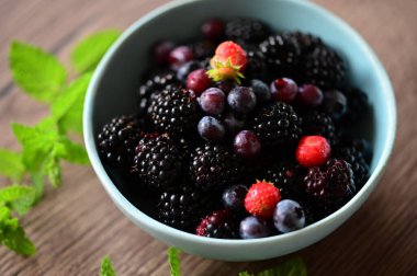 taze çilek ve böğürtlen