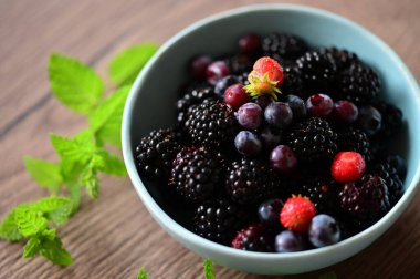 Taze böğürtlen ve kasede