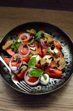 domatesli, peynirli, soğanlı ve fesleğenli sağlıklı yaz salatası