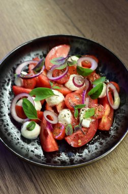 Mozarella, domates, fesleğen ve zeytinyağlı taze salata..