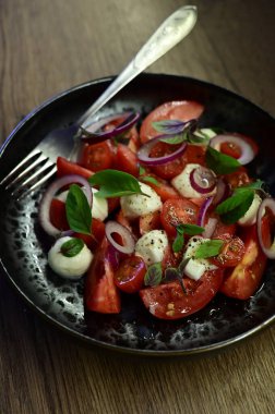 taze domates ve fesleğen