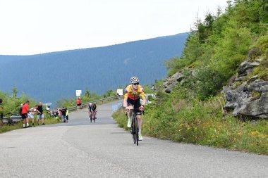 Profesyonel bir bisikletçi, Çek Bisiklet Turu 2025 'teki son 200 metre koşusunda efsanevi Dlouh Strn tırmanışında yakalandı..