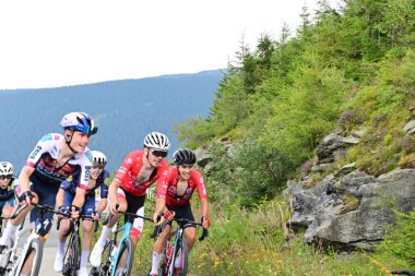 Bitiş çizgisinden gelen bisikletçi Çek Cumhuriyeti, Silezya, Dlouh Strn (15-8-2025)