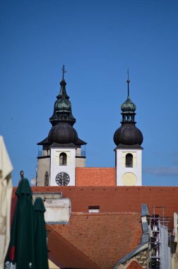 Çek Cumhuriyeti 'nin UNESCO Dünya Mirası kasabası Telc' in renkli Rönesans ve Barok evleri, kilise kuleleri ve tarihi tahkimatları ile resimli görüntüsü.