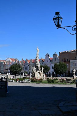 Çek Cumhuriyeti 'nin UNESCO Dünya Mirası bölgesi olan Tel' deki tarihi meydan. Renkli cepheli, atari salonu ve büyüleyici atmosferiyle Rönesans ve Barok evleri ile ünlüdür ve burayı Avrupa 'nın en güzel şehirlerinden biri yapar.