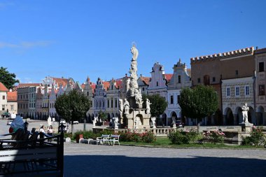 Çek Cumhuriyeti 'nin UNESCO Dünya Mirası bölgesi olan Tel' deki tarihi meydan. Renkli cepheli, atari salonu ve büyüleyici atmosferiyle Rönesans ve Barok evleri ile ünlüdür ve burayı Avrupa 'nın en güzel şehirlerinden biri yapar.