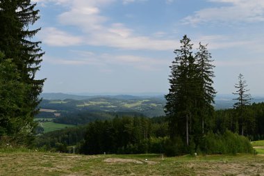 Karpat Dağları 'nın dağlarındaki tepeden manzara