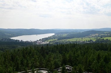 Dağlardaki güzel göl manzarası