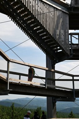 Adam şehirde nişanlanmış.