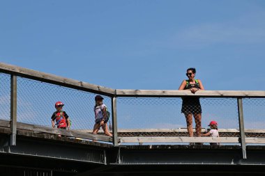 Adam şehirde yürüyor.