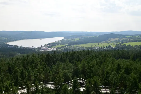 Dağlardaki göl manzarası