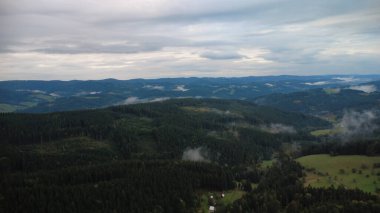 Dağların tepesinden görüntülemek
