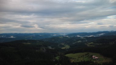 Dağlardaki sisli hava manzarası. Yukarıdan görüntüle.