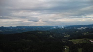 Dağlardaki sisli hava manzarası. Yukarıdan görüntüle.