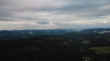 Karpat Dağları 'ndaki güzel dağ manzarası