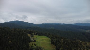 Orman ve dağların üzerinde çarpıcı bir günbatımının hava aracı görüntüsü Beskydy bölgesindeki Çek ve Slovakya manzaralarını yakalıyor..